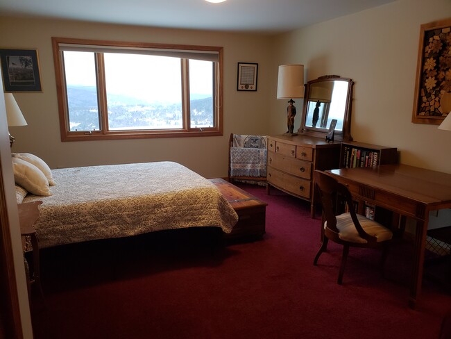 Master bedroom with Queen bed - 673 Winch Hill Rd