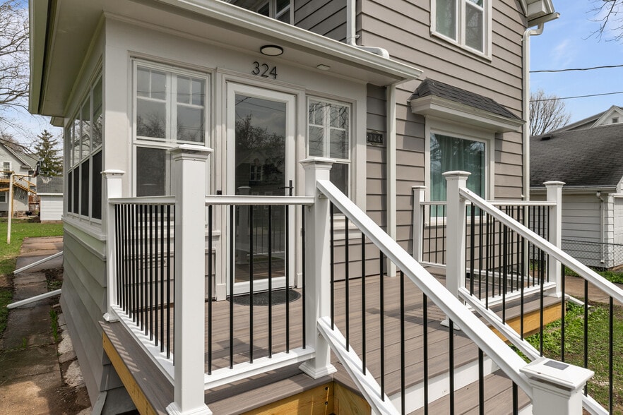 Building Photo - 324 E Commercial St