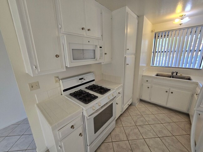 Building Photo - Spacious 4 Bedroom Home with 2-Car Garage & Large Living Areas