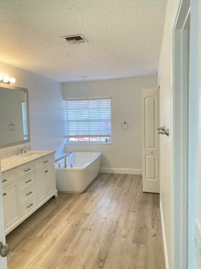 Building Photo - 4593 Bucida Rd