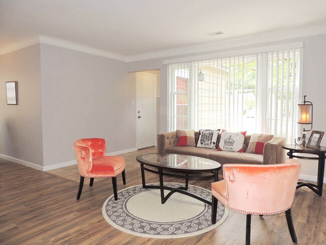 Building Photo - Breathtaking 3 bedroom, 1 bath Mayfield He...