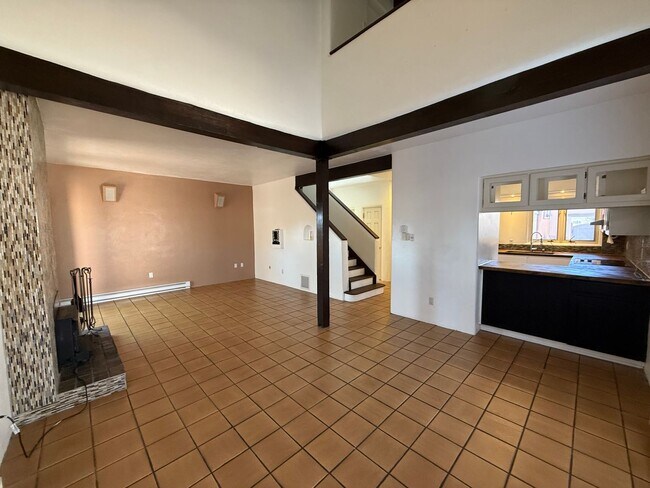Building Photo - Townhome Near Old Town and Sawmill District