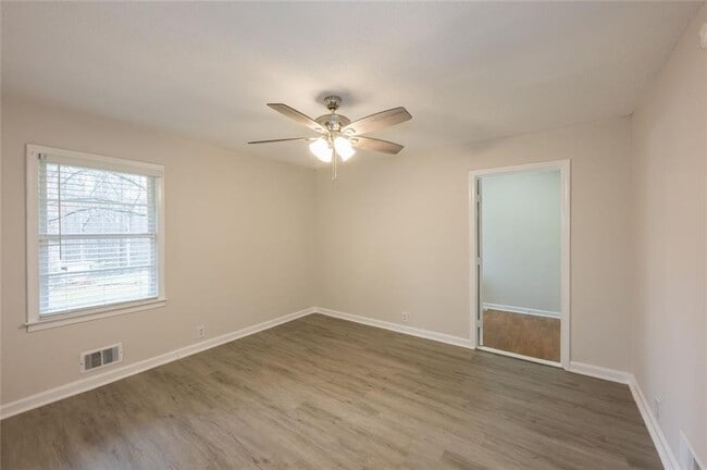 Building Photo - 2058 River Rd