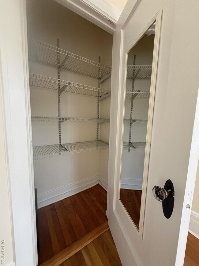 Building Photo - 837 White Plains Rd