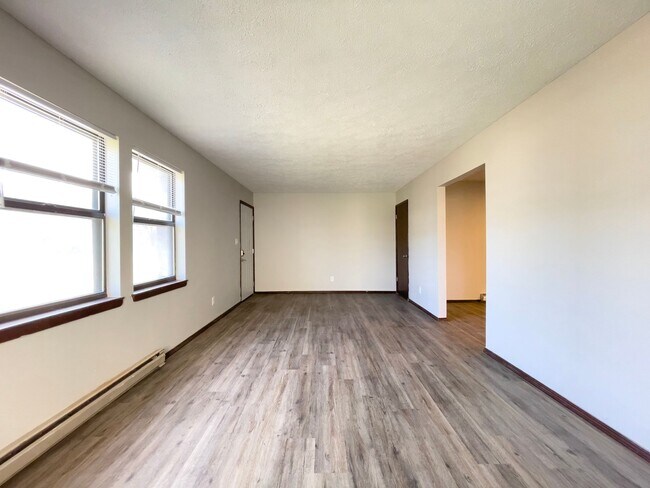 Building Photo - 2213 E Memorial Dr