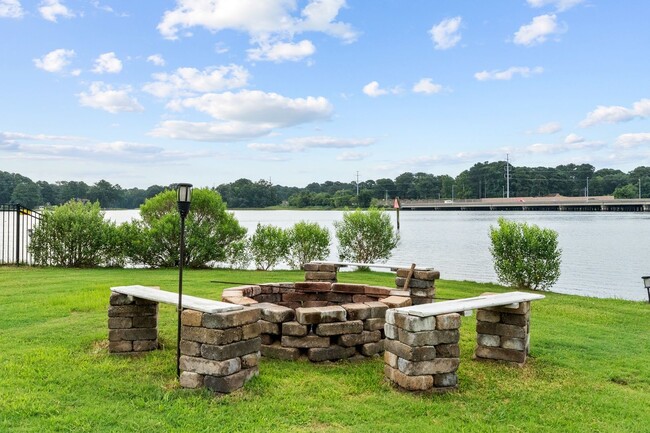 Building Photo - Perfect waterfront retreat in Norfolk