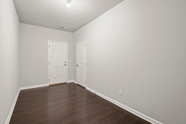 Building Photo - Townhouse - 4 Beds - 4 Bath