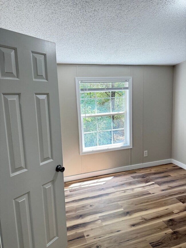 Building Photo - 4 BR 2 BA Newly Renovated $1850 !!