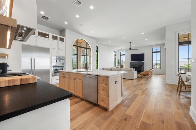 Building Photo - 703 Serene Estates Dr