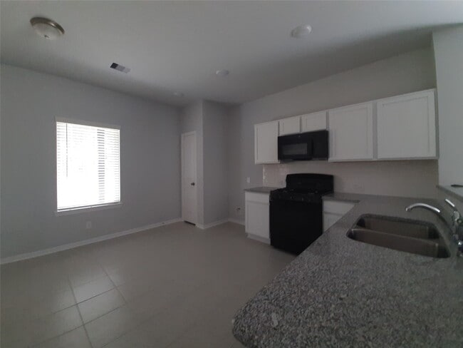 Building Photo - 5855 Strawflower Ln