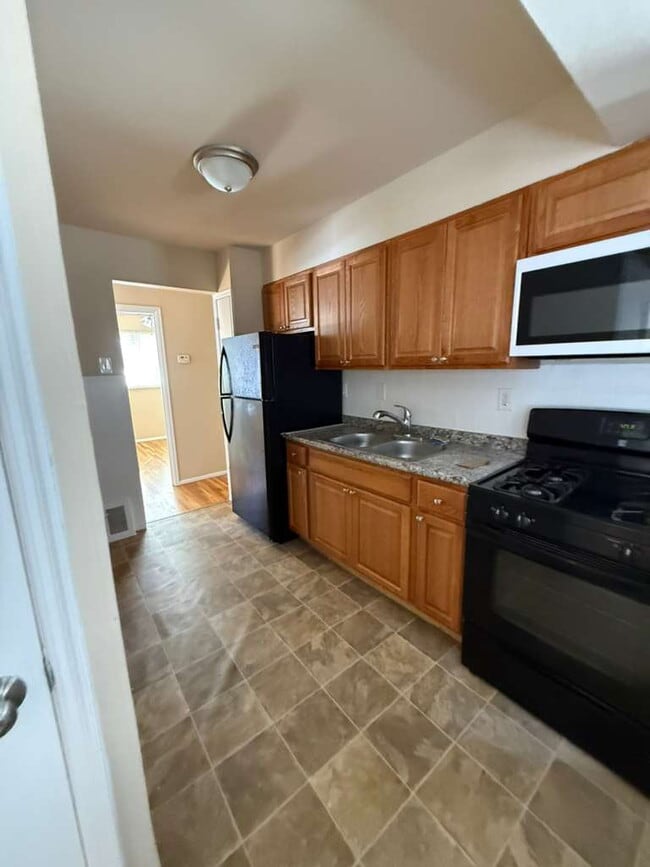 Building Photo - Charming 3-Bedroom, 1 bath Home with Lovely Hardwood Floors in St. Louis! Section 8 STRONGLY PREF...