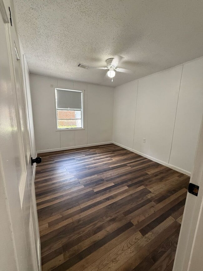 Building Photo - Freshly renovated 3 bedroom unit!