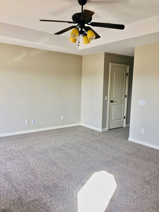 Building Photo - 3 Miles From the UofA!! Beautiful 3 Bedroo...