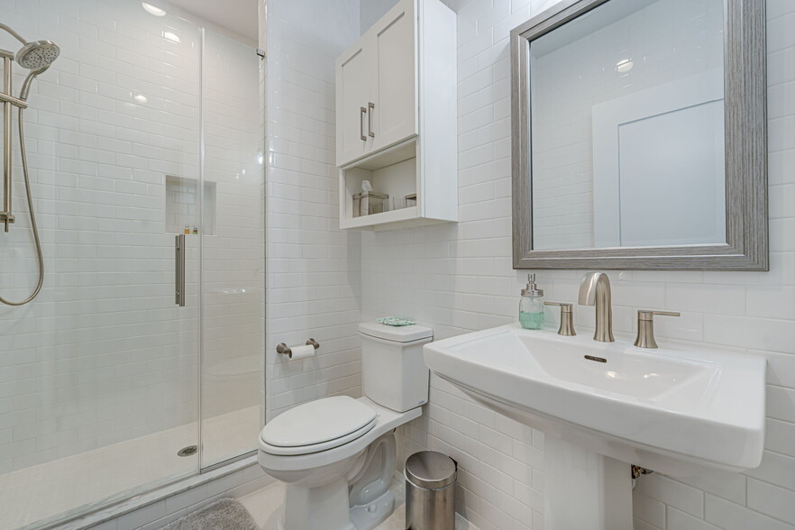 Lower Level Full Bath - 3725 Glenmoor Reserve Ln