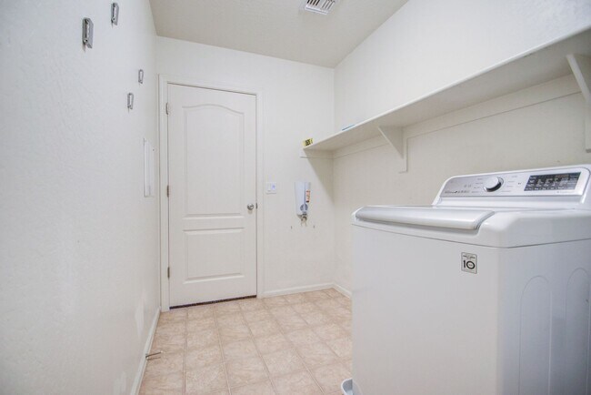 Building Photo - Stunning 3 bed plus Loft in Copper Ranch!