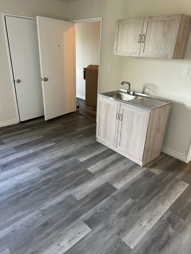 Building Photo - KLUMP6003 - 6003 Klump Avenue/11231 Oxnard...