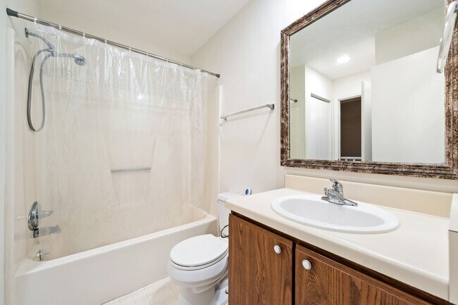 Building Photo - Spacious 3-Level Townhome Minutes from Dow...