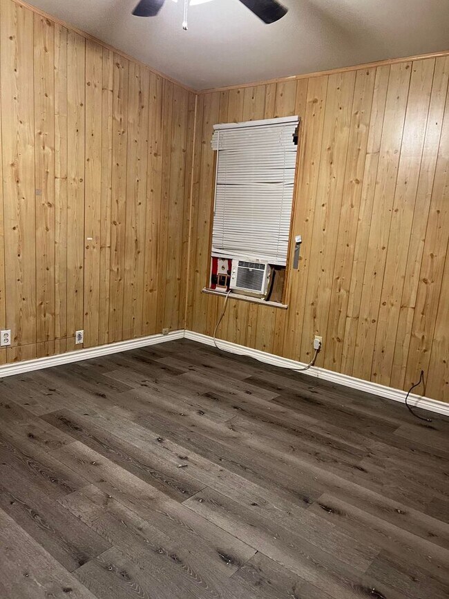 Building Photo - 3 Bed 1 bath RENTAL in Denison for $1,345
