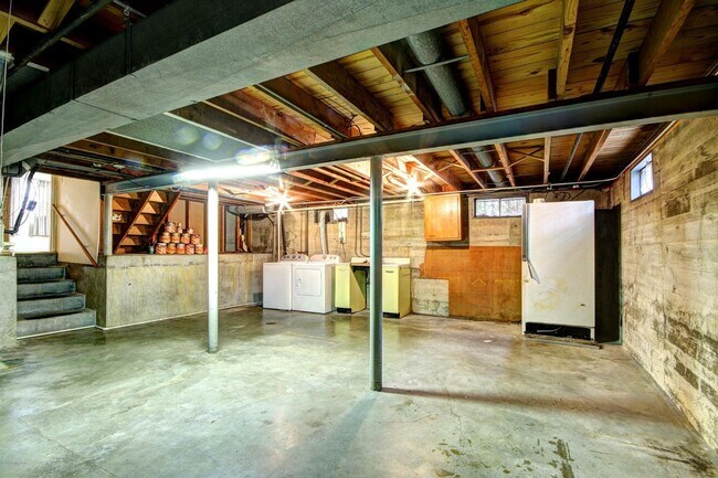 Building Photo - Available NOW - 4 beds/ 2 baths - $2,000/mo