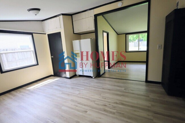 Building Photo - Three Bedroom | Detached Garage