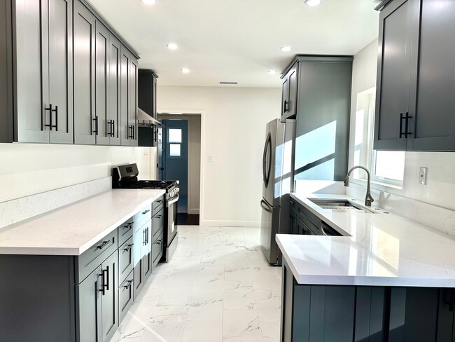 Building Photo - 7360 Hesperia Ave