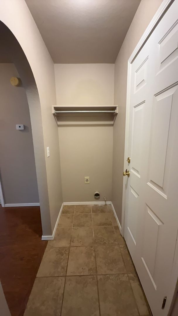 Building Photo - Welcome to this charming 3-bedroom, 2-bath...