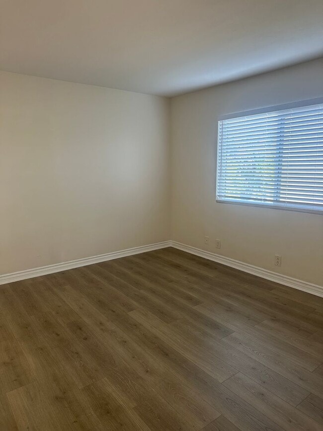 Building Photo - E MADISON - BEAUTIFUL 2nd FLR CONDO IN EL ...