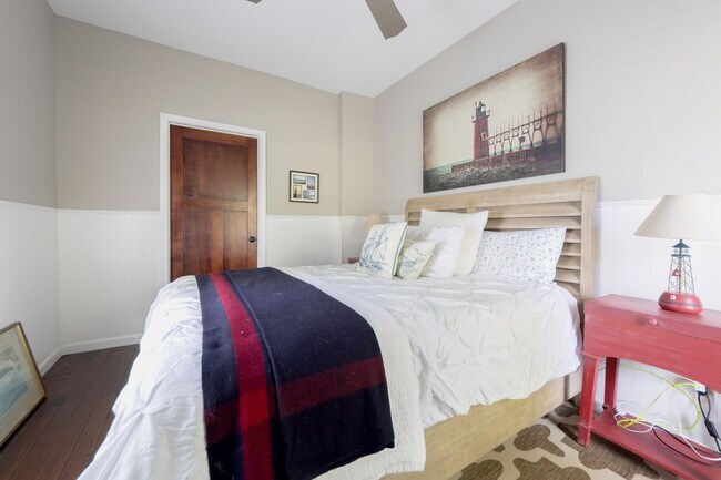 Building Photo - Charming Fully Furnished Three Bed, Two Ba...
