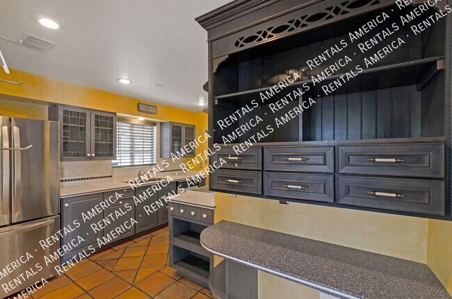 Building Photo - Mid-century charmer near University of Ari...