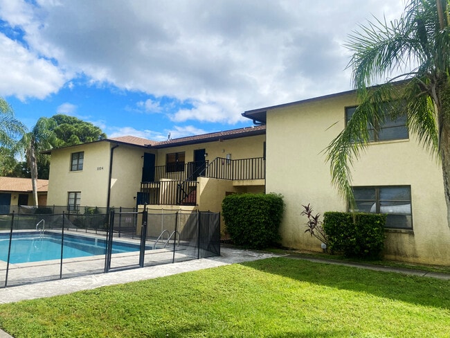 Building Photo - 1104 SE 8th St