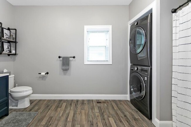 Building Photo - 349 S Chillicothe St