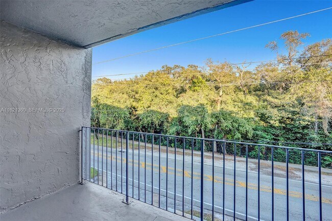 Building Photo - 1595 NE 135th St