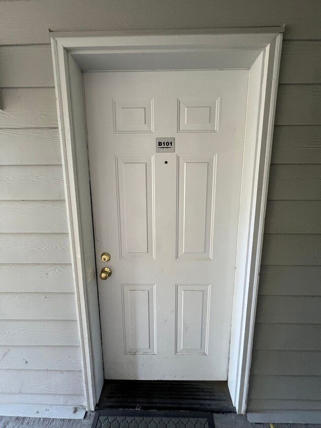 Building Photo - Welcome to Renton Ridge, 3 bed 2 bath with...