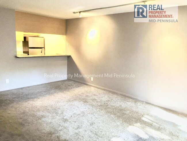 Building Photo - Bright 1 Bedroom / 1 Bathroom + Den in Liv...