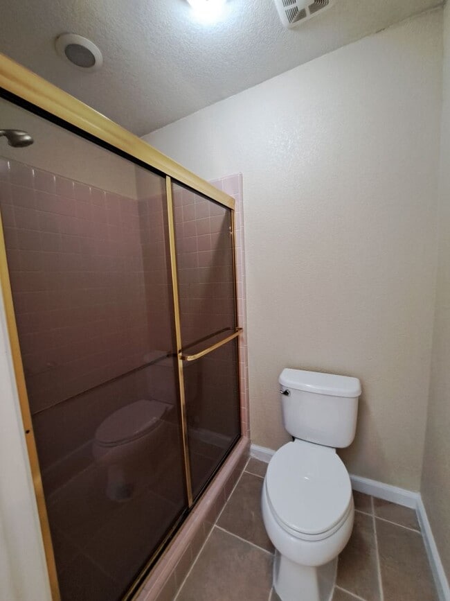 Building Photo - Stunning Large 4 Bedroom Home! Located Near Cedar & Nees!