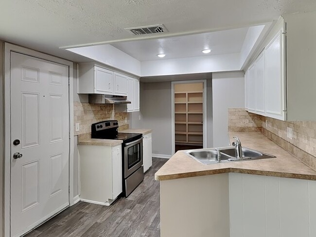 Building Photo - 1514 Regina Ct S
