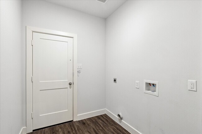 Building Photo - 260 Shoreview Dr