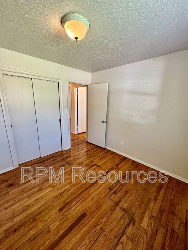 Building Photo - 7116 S Klein Ave
