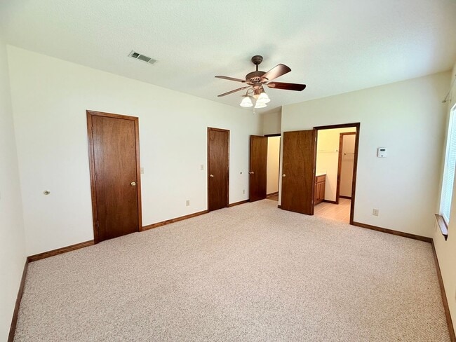 Building Photo - Custom Home On 1.78 Acre Lot