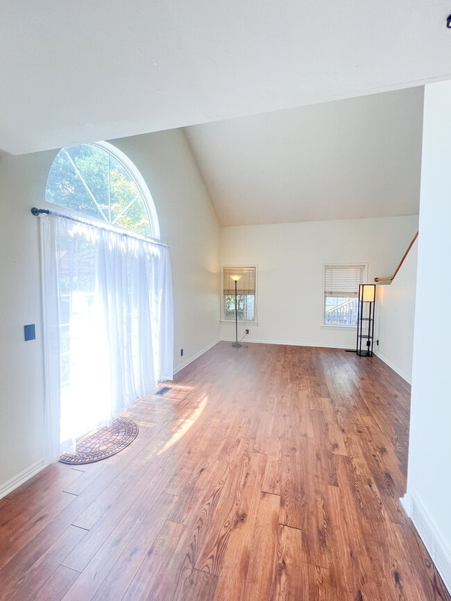 Building Photo - Stylish Light & Bright Space in the Heart ...