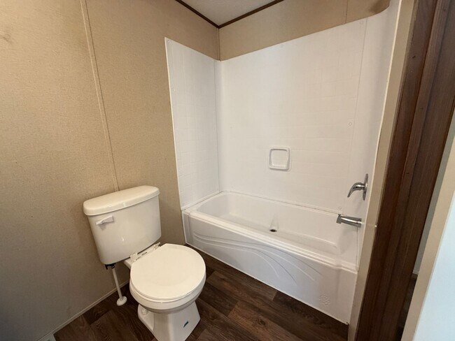 Building Photo - Spacious Mobile Home-large yard