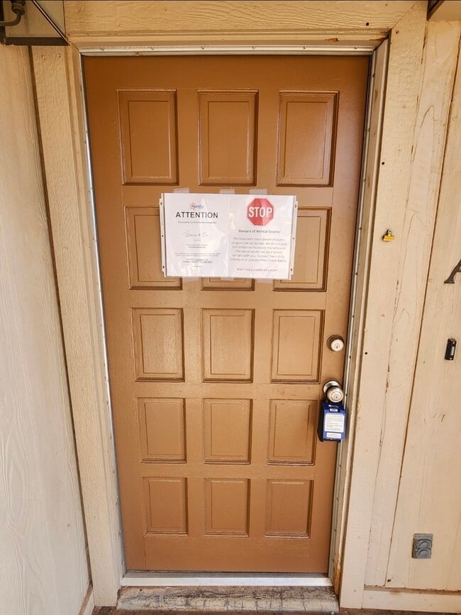 Building Photo - 2 bed 1 bath duplex unit, private backyard.