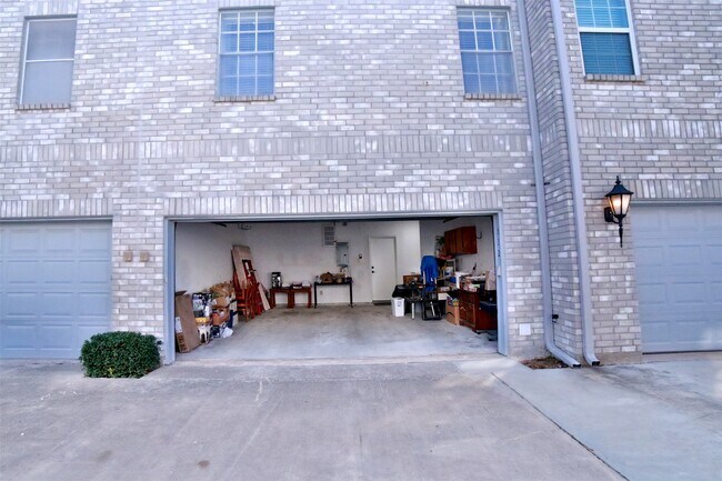 Building Photo - 532 Wilcrest Dr