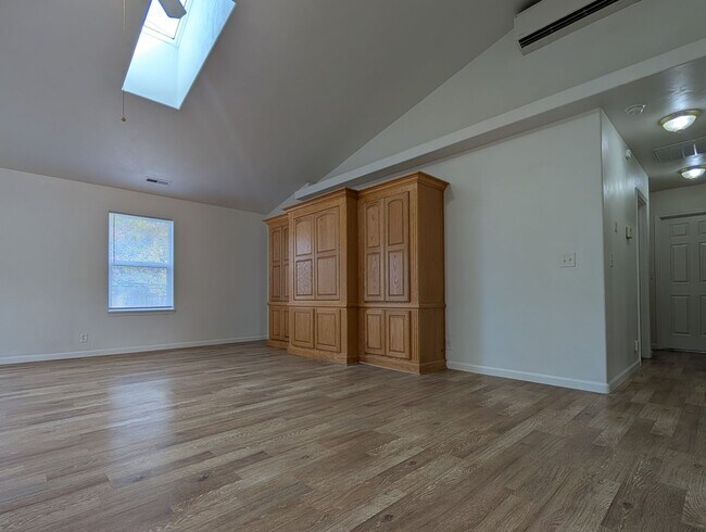 Building Photo - Great 3 Bedroom, 2-Bath Home With 2 Separate Living Rooms!