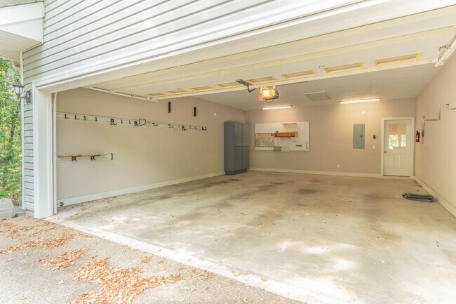 Building Photo - 10 Lindura Ln