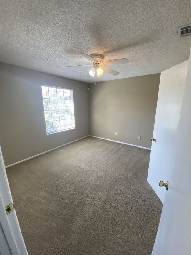Building Photo - 2 BED 2 BATH MOVE IN NOW!!  TOP FLOOR $1,4...
