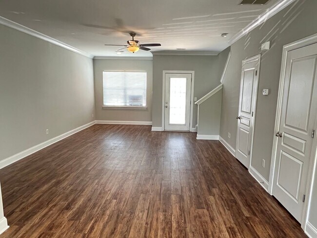 Building Photo - Rare 3 Bedroom townhome between Harrisburg...