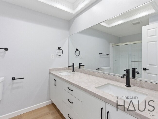 Building Photo - Newly Remodeled Huntington Beach Home with Brand-New AC & Premium Finishes