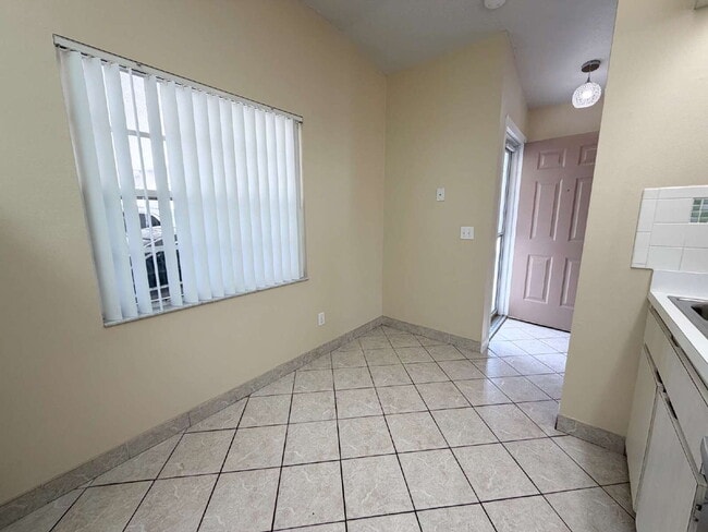 Building Photo - "Charming 2-Bed, 2-Bath Villa Retreat in New Port Richey!"