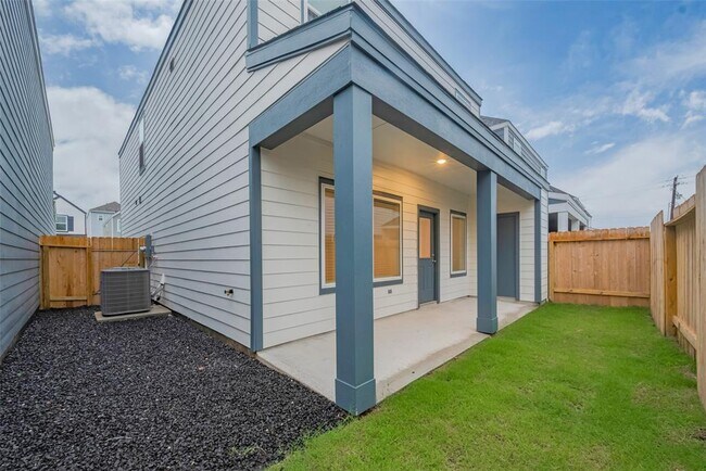 Building Photo - 3017 La Rambla Dr